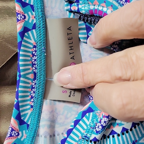 EUC- Athleta ‘Fiji’ Half Zip Ruched Side Rash Guard - Picture 4 of 7